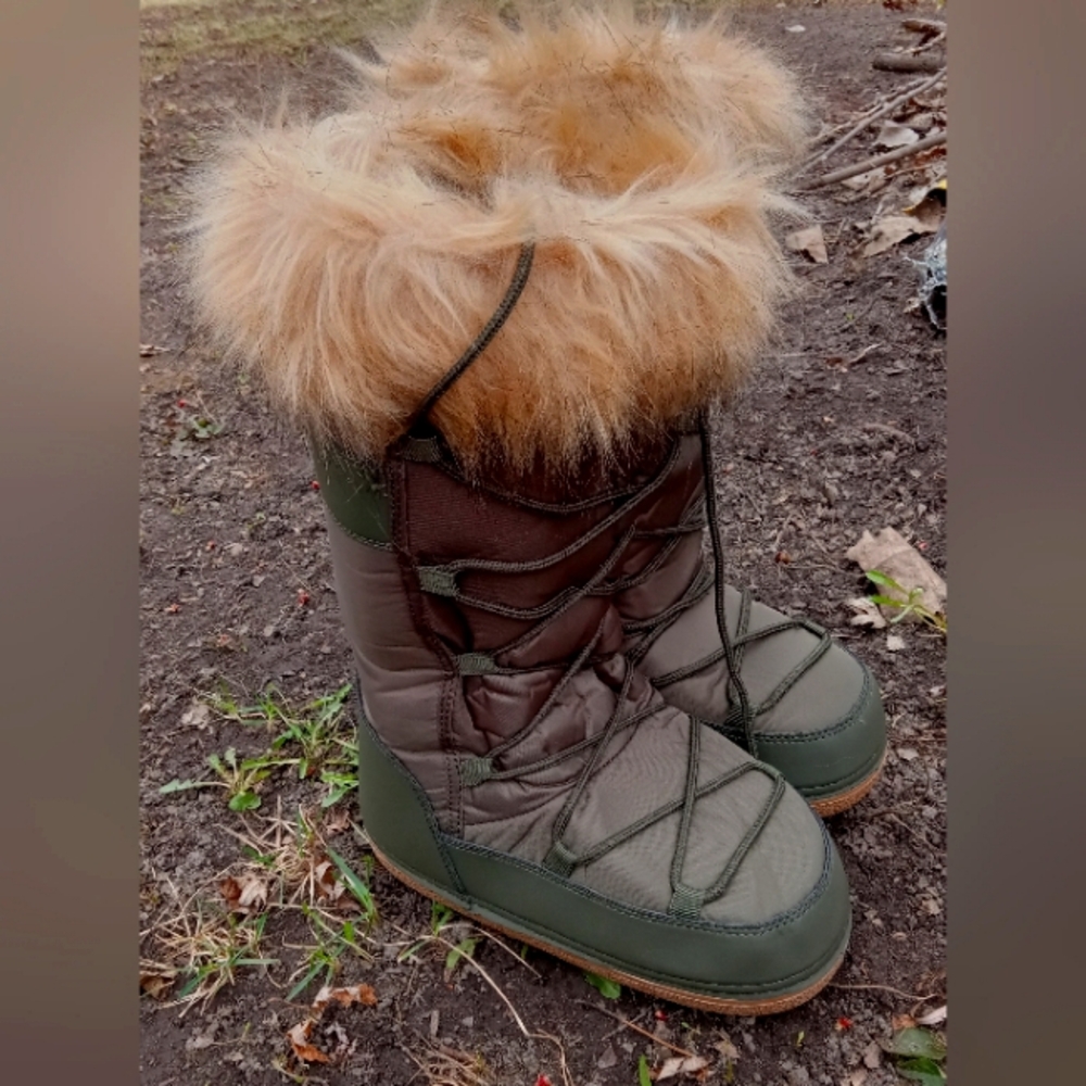 Justfab Cold Weather Fuzzy Boots in Army Green Size M